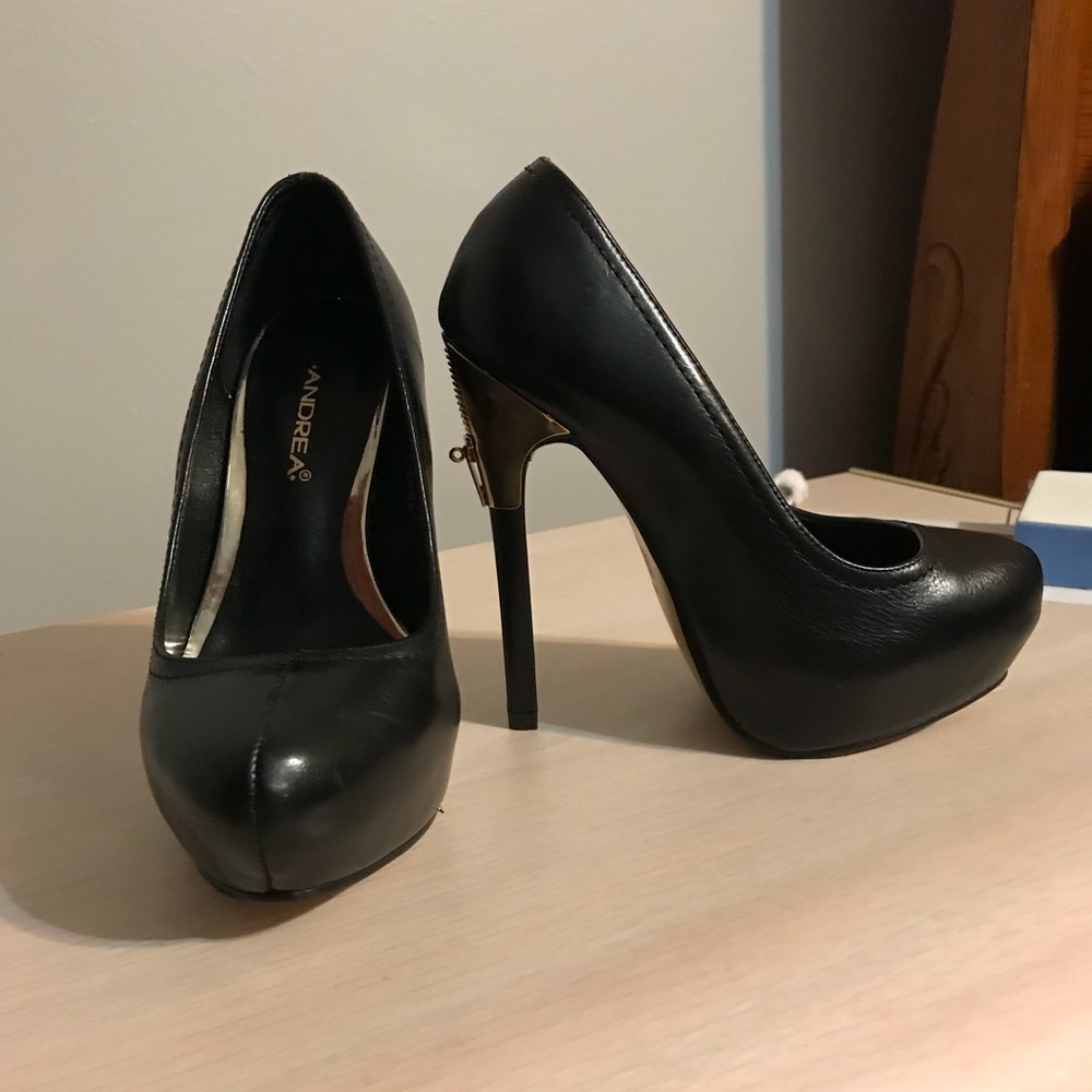 Black pumps